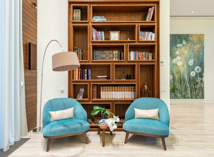 Når en lænestol er bedre end en sofa: En guide til valg af møbler